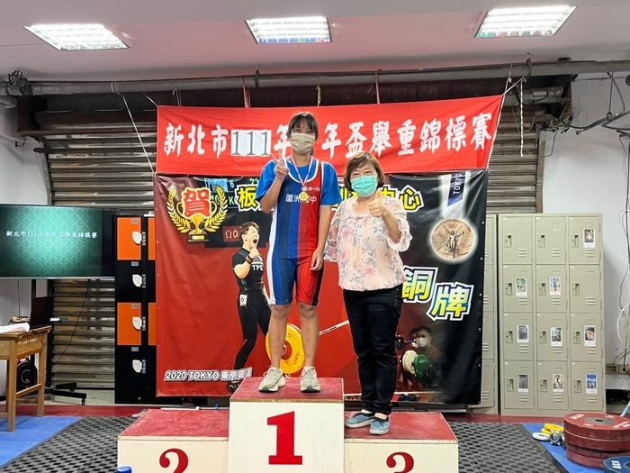 與校長合影